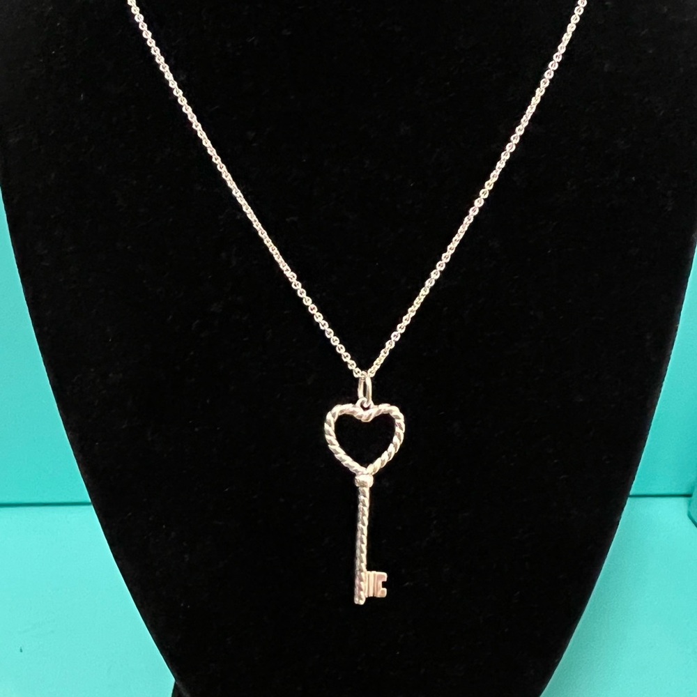 🌸🌸 Authentic Tiffany & Co. Silver Twist Heart Key on 16” Sterling Silver… - Picture 2 of 7